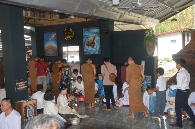 ຍາດໂຍມຮ່ວມຕັກບາດ ແລະ ຖວາຍອາຫານແກ່ພຣະສົງ.