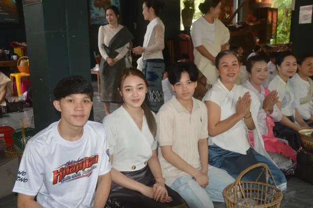 ຄອບຄົວ ແລະ ລູກຫຼານມາຮ່ວມທຳບຸນ.