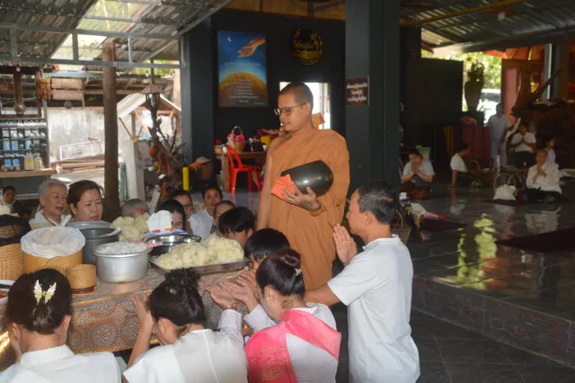 ຍາດໂຍມນ້ອມຖວາຍອາຫານແກ່ພຣະສົງດ້ວຍຄວາມສັດທາ.