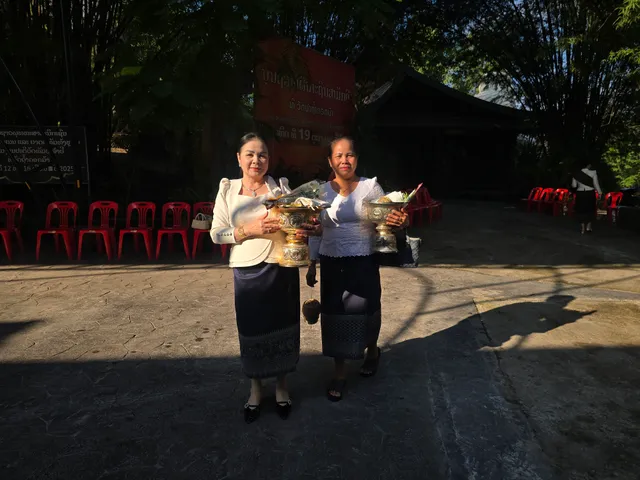ຍາດໂຍມຖືຂັນດອກໄມ້ ມາຮ່ວມບຸນເຂົ້າປະດັບດິນທີ່ວັດ.