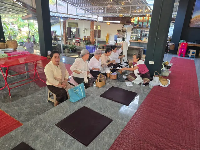 ຜູ້ເຖົ້າຜູ້ແກ່ນັ່ງລໍຖ້າພ້ອມກະຕິບເຂົ້າ ດ້ວຍຄວາມສະຫງົບ.