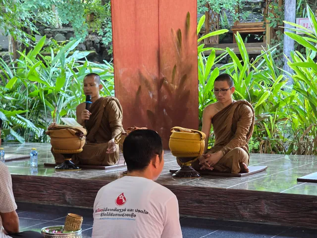 ພຣະສົງສະແດງພຣະທັມເທດສະໜາແກ່ຍາດໂຍມ.