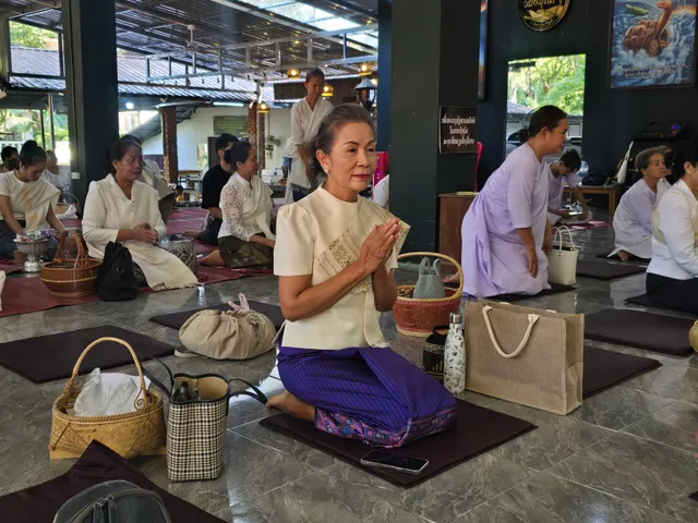 ຍາດໂຍມພະນົມມືຮັບຟັງພຣະທັມດ້ວຍຈິດສັດທາ.