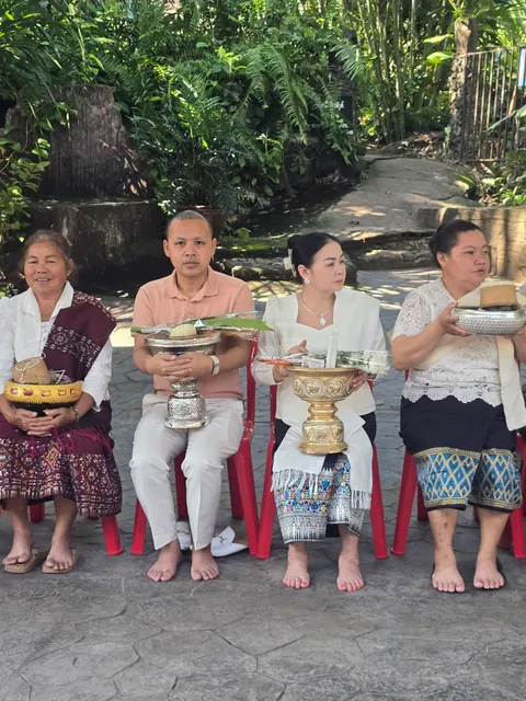 ຍາດໂຍມຖືພານເຄື່ອງໄທຍະທານ ລໍຖ້າຖວາຍພຣະສົງ.