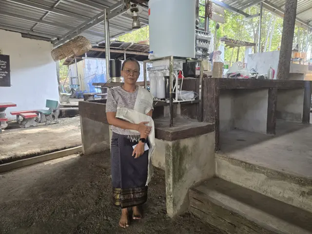 ຍາດໂຍມຜູ້ຮ່ວມເປັນເຈົ້າພາບຖວາຍເຄື່ອງກອງນ້ຳ.