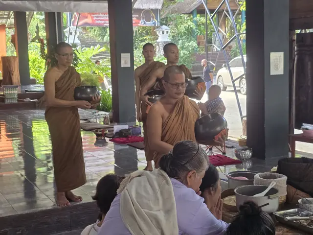 ພະສົງອອກຮັບບາດ ທີ່ສາລາວັດຖ້ຳຄອກມ້າ.