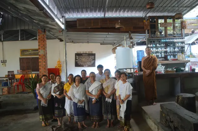 ຮູບໝູ່ ຍາດໂຍມຜູ້ຮ່ວມຖວາຍເຄື່ອງກອງນ້ຳ ພ້ອມພະສົງ.