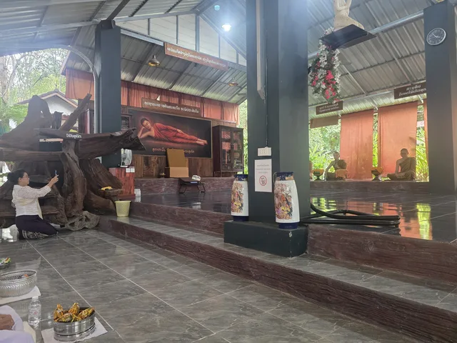 ບັນຍາກາດສາລາວັດຍາມເຊົ້າ ກ່ອນຮ່ວມທຳບຸນຕັກບາດ.