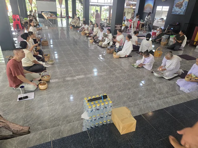 ຍາດໂຍມນຸ່ງຂາວນັ່ງພ້ອມກັນ ຖືສິນ ແລະ ຮ່ວມທຳບຸນວັນພະ.
