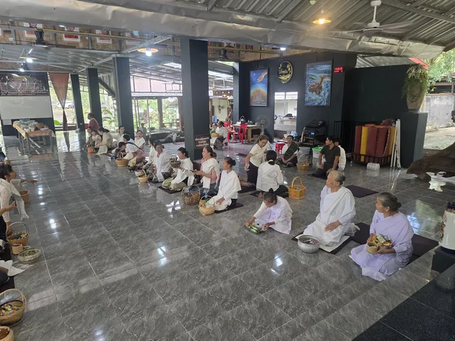 ຍາດໂຍມພ້ອມກັນນັ່ງຖວາຍທານ ພາຍໃນສາລາວັດ.