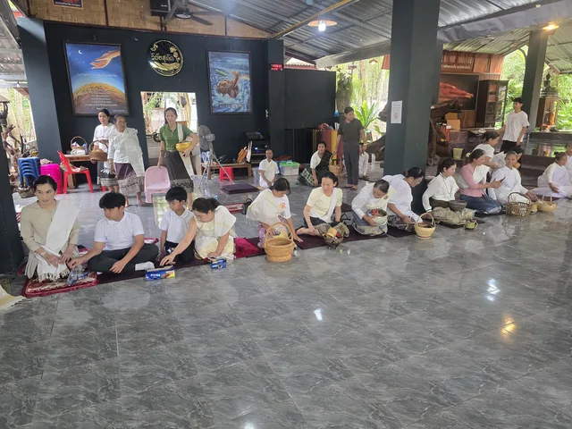ຄອບຄົວພ້ອມລູກຫຼານມາຮ່ວມທຳບຸນຕັກບາດນຳກັນ.