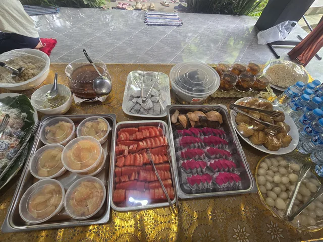 ອາຫານ, ໝາກໄມ້ ແລະ ເຄື່ອງຫວານທີ່ຈັດກຽມໄວ້ຖວາຍພຣະສົງ.