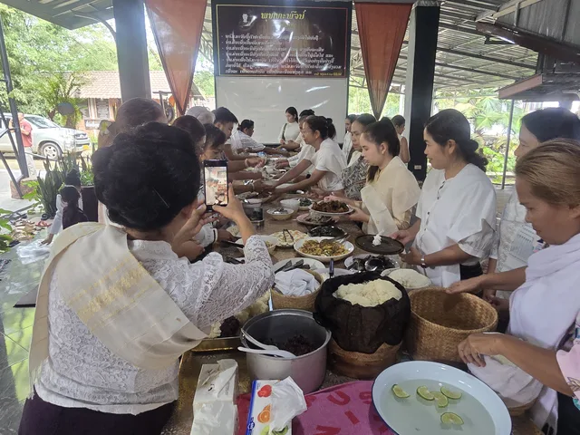 ຍາດໂຍມຮ່ວມແບ່ງປັນອາຫານກັນຫຼັງພິທີທຳບຸນ.