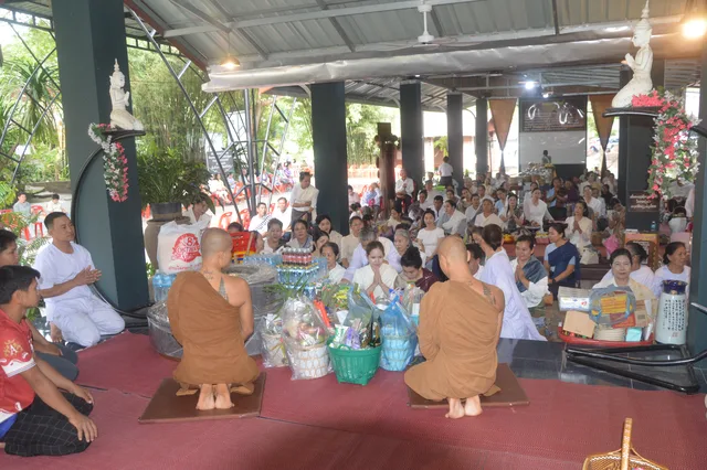 ຍາດໂຍມນຳເຄື່ອງໄທຍະທານມາຮ່ວມບຸນເຂົ້າສະຫຼາກເຕັມສາລາ.