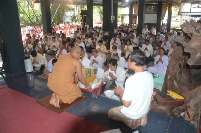 ພຣະສົງຮັບສະຫຼາກ ແລະ ເຄື່ອງໄທຍະທານຈາກເຈົ້າພາບ.