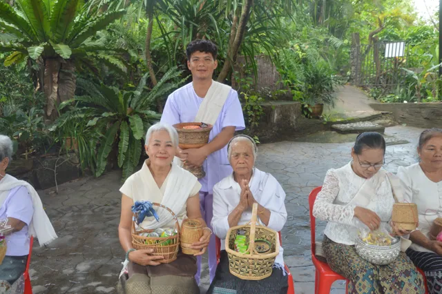 ຜູ້ເຖົ້າຜູ້ແກ່ພ້ອມລູກຫຼານຖືກະຕິບເຂົ້າ ມາຮ່ວມບຸນດ້ວຍຮອຍຍິ້ມ.