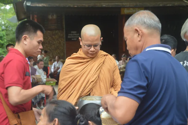 ຍາດໂຍມໃສ່ບາດພຣະສົງດ້ວຍຈິດສັດທາ.