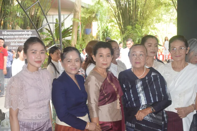 ຍາດໂຍມແຕ່ງກາຍງາມພ້ອມກັນມາຮ່ວມບຸນ.
