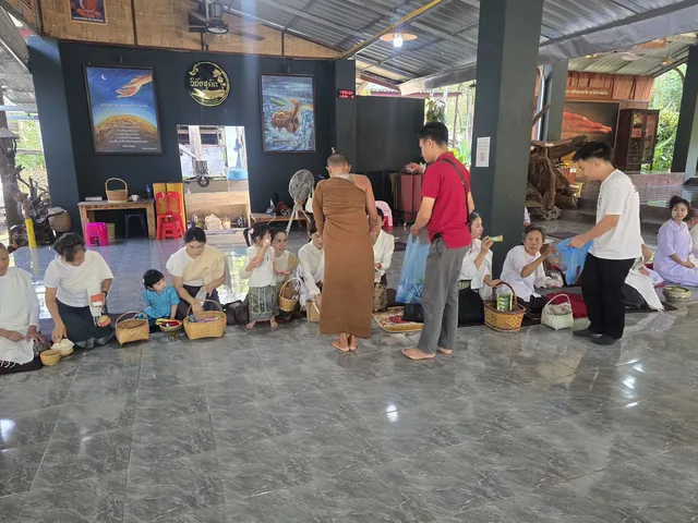 ຄອບຄົວພ້ອມລູກຫຼານມາຮ່ວມທຳບຸນຕັກບາດນຳກັນ.