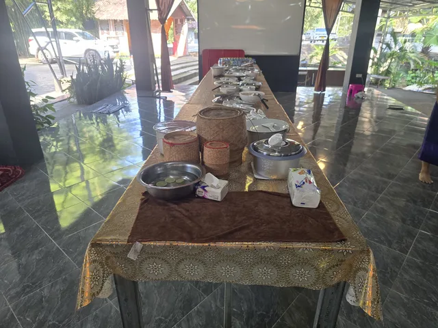 ເຂົ້າໜຽວ ແລະ ອາຫານທີ່ຈັດກຽມໄວ້ຖວາຍພຣະສົງ.