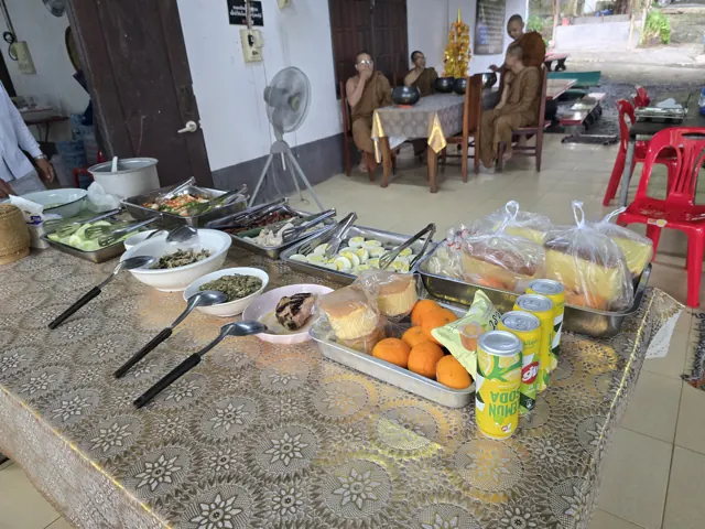 ອາຫານ, ໝາກໄມ້ ແລະ ເຄື່ອງດື່ມທີ່ຈັດກຽມໄວ້ຖວາຍພຣະສົງ.
