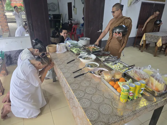 ຍາດໂຍມນ້ອມໄຫວ້ດ້ວຍຄວາມເຄົາລົບ ໃນໂອກາດຖວາຍອາຫານ.