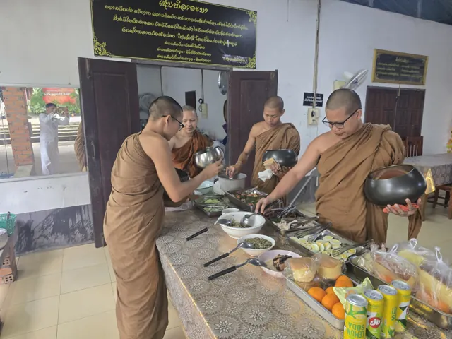ພຣະສົງຈັດອາຫານໃສ່ບາດພາຍໃນສາລາ.