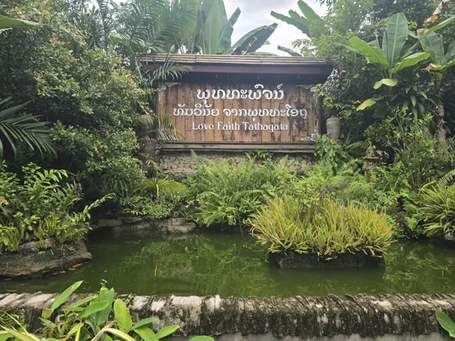 ມຸມສວນນ້ອຍທີ່ມີປ້າຍຂໍ້ຄິດ ແລະ ພັນໄມ້ຂຽວສົດ.