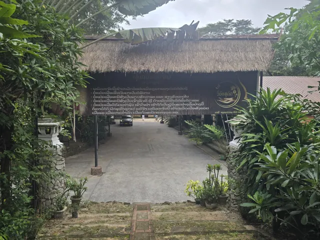 ປ້າຍຂໍ້ຄິດທາງທັມ ບໍລິເວນທາງຍ່າງພາຍໃນວັດ.
