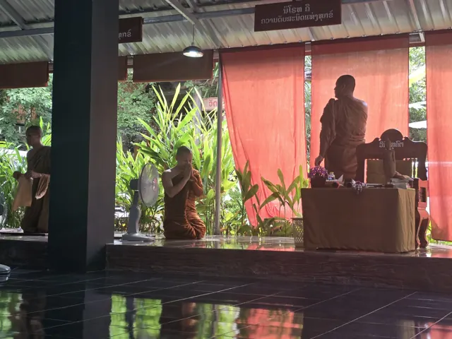 ບັນຍາກາດພຣະສົງບໍລິເວນອາສະນະພາຍໃນສາລາ.