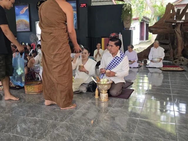 ຮ່ວມໃສ່ບາດດ້ວຍຄວາມເຄົາລົບ ແລະ ຄວາມຕັ້ງໃຈໃນການສ້າງບຸນ.