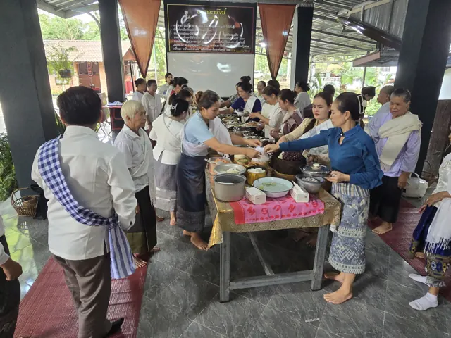 ຍາດໂຍມຊ່ວຍກັນຈັດກຽມອາຫານດ້ວຍຄວາມສາມັກຄີ.